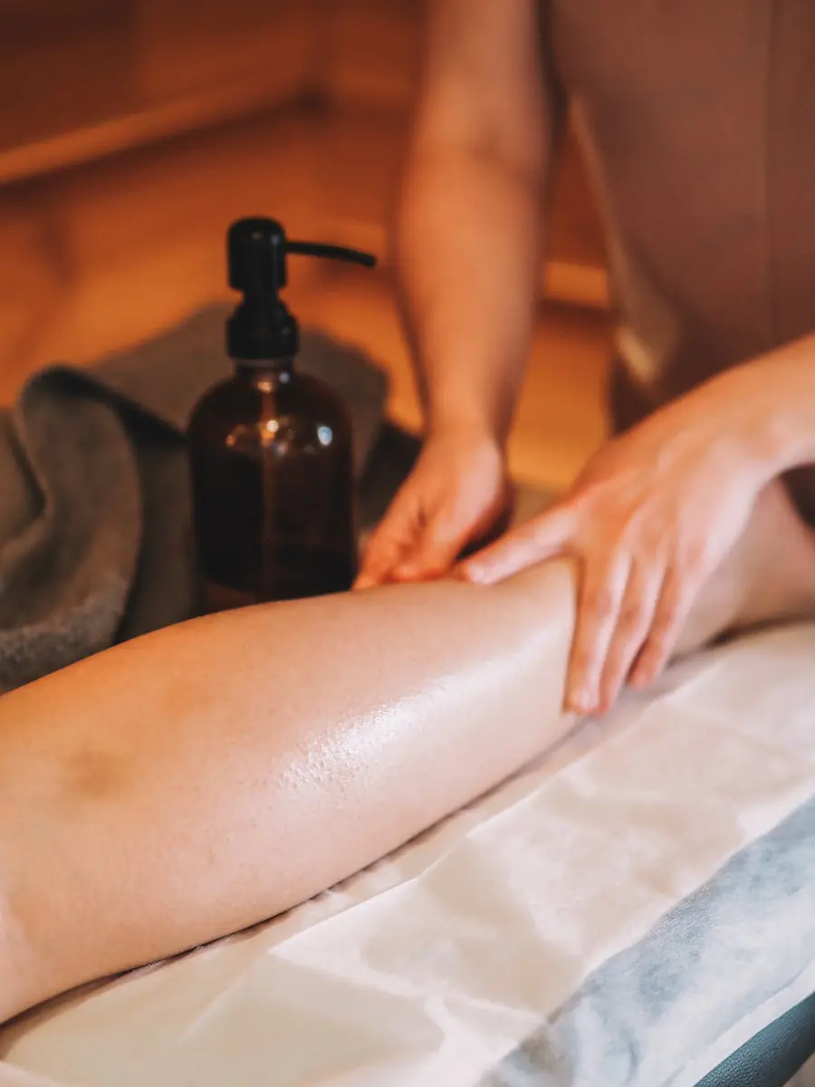 高雄居家整復|到府整復推拿 1 A calming massage therapy session with aromatic oils for relaxation and wellness.